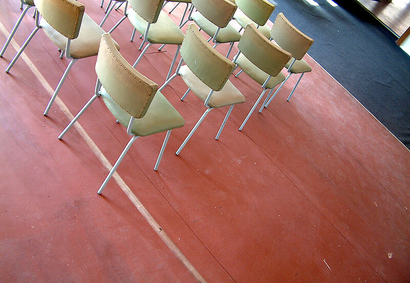 Stuhlreihen in einem großen Raum