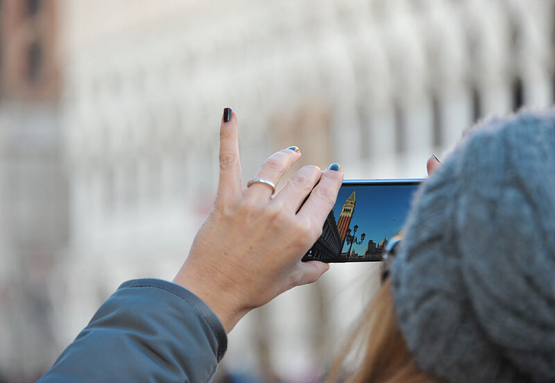 Schmuckbild - Person beim Filmen mit Smartphone