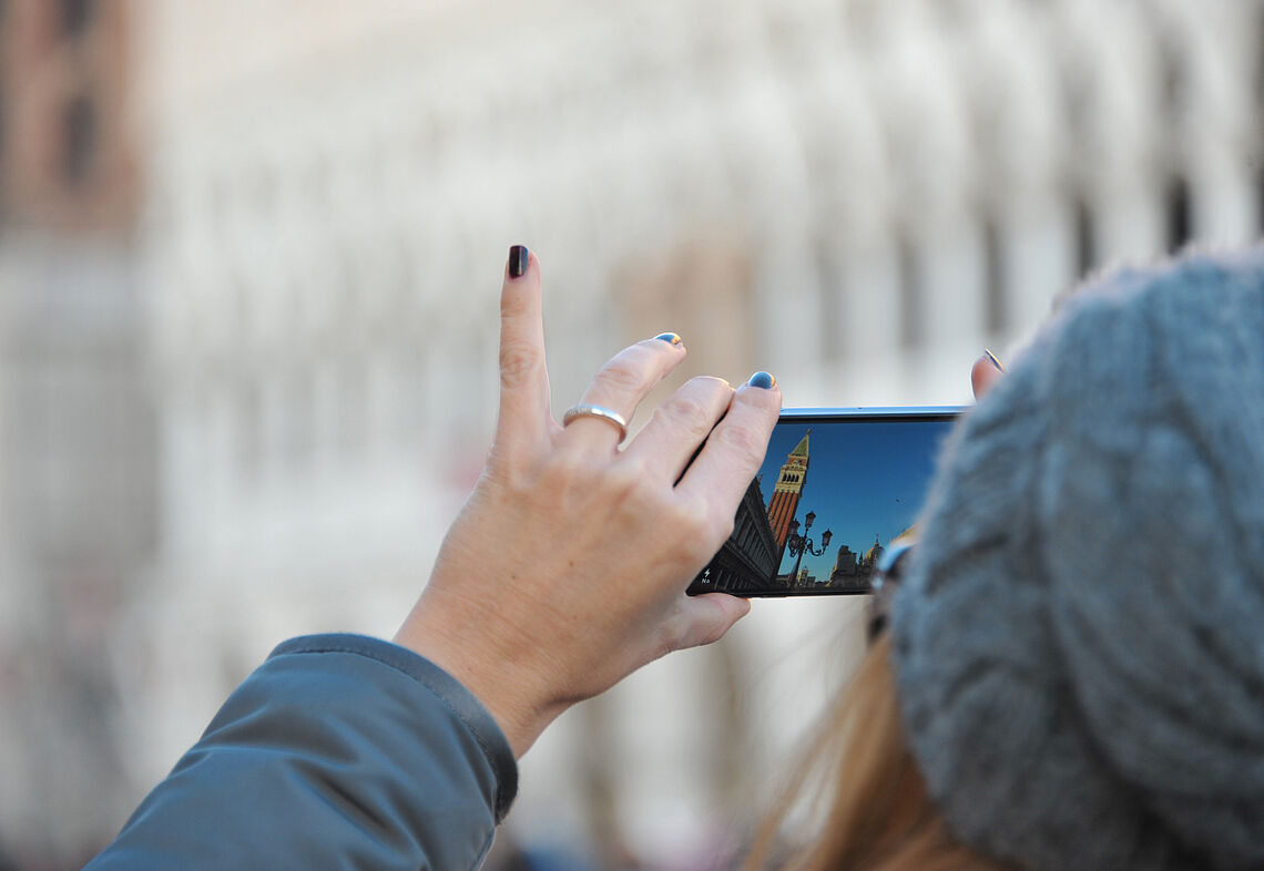 Schmuckbild - Person beim Filmen mit Smartphone